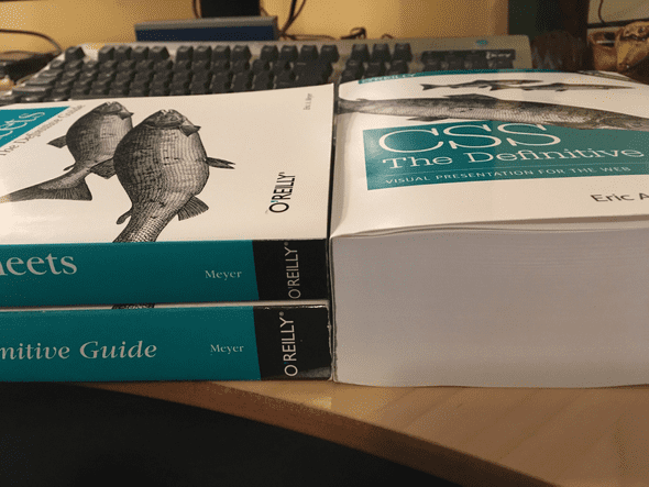 En la izquierda la segunda y tercera edición de CSS the definitive guide, en la derecha la cuarta edición